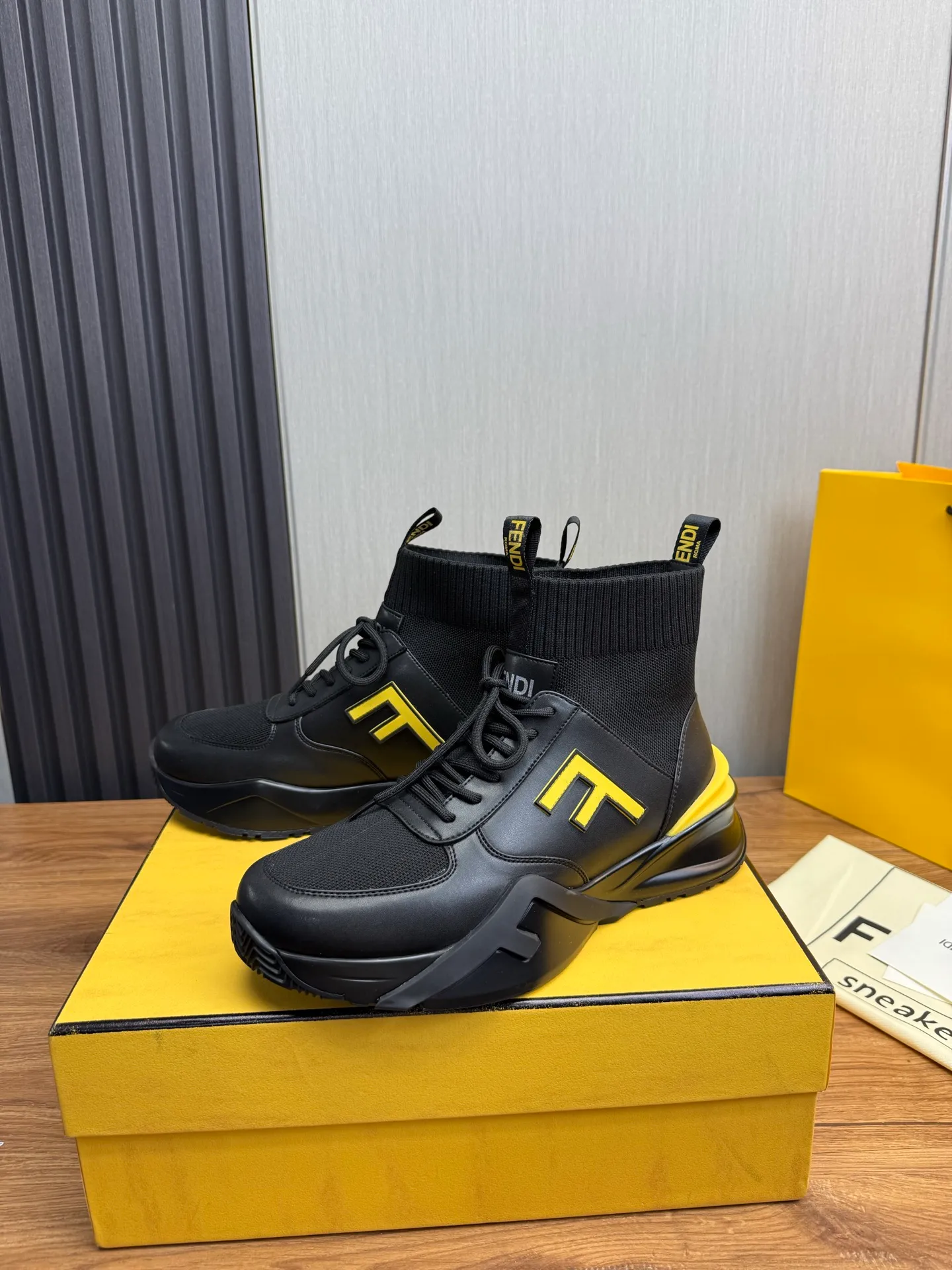 Men's men's shoes 💰560💰 Fendi [Fendi] hot style is on the market 🔥Fashionable casual men's shoes 🔱 Made of original brand fly knit fabric. Original cowhide + breathable mesh lining + sheepskin feet. Perfect shape and top quality, you deserve it 🔜Original rubber outsole, ultra-light, non-slip and wear-resistant 👣 Standard size 38-44